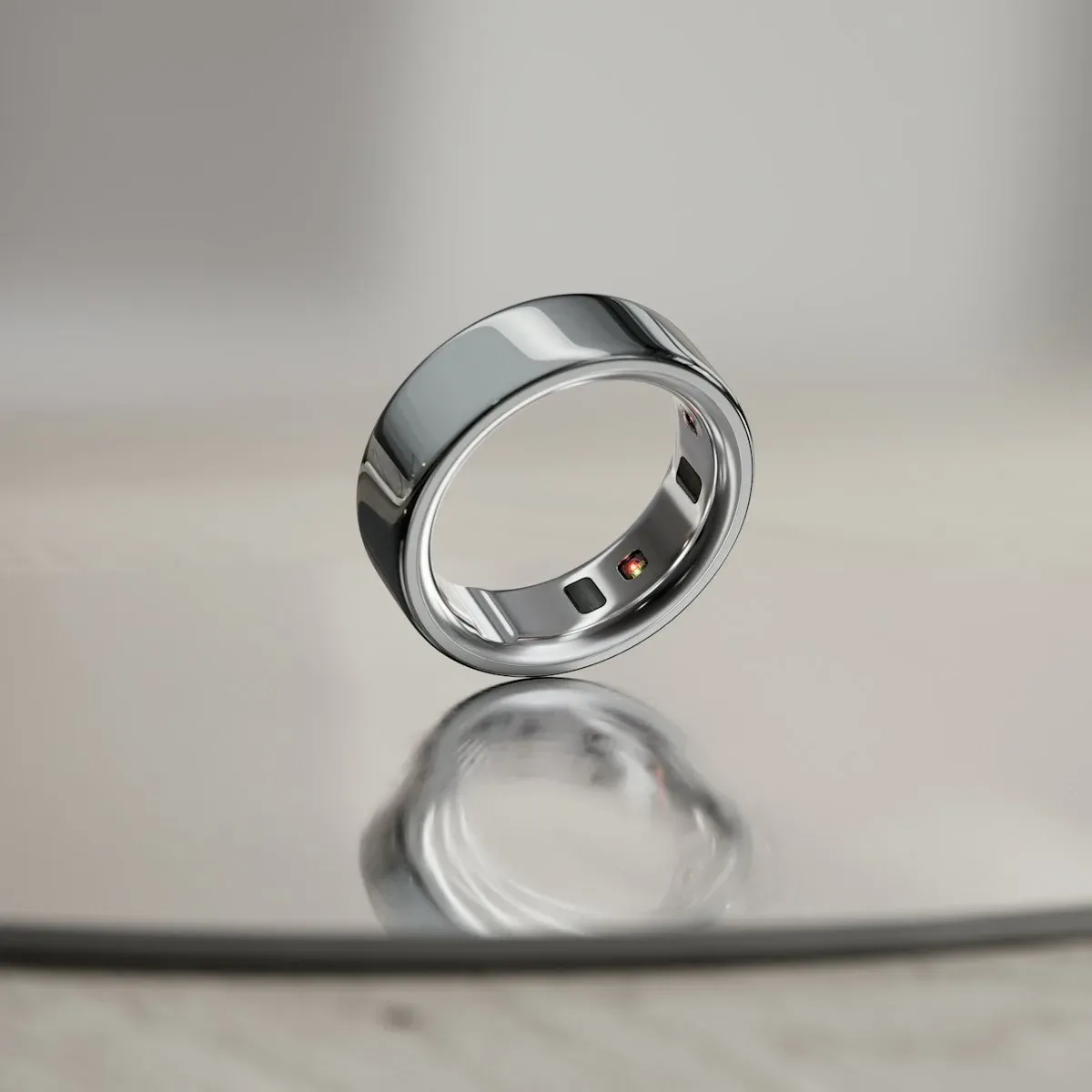 Anneau Oura Ring 4 en titane argenté, capteurs visibles à l'intérieur